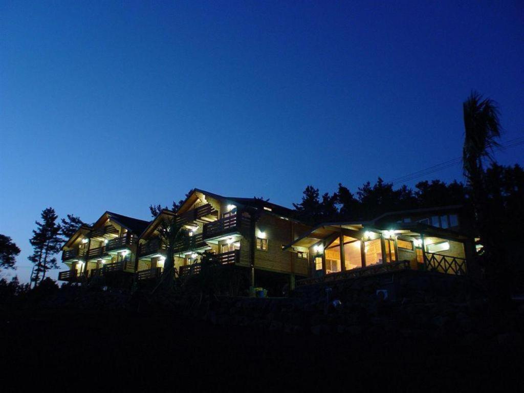 Breakfast At Tiffany'S Pension Seogwipo Esterno foto